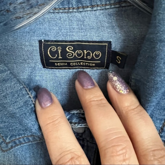 Ci Sono Chambray Snap Pearl Button Down Top - Picture 5 of 6